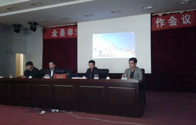 驚天液壓副總經(jīng)理張?zhí)ㄓ叶┰跁?huì)上向大家介紹了固定式液壓破碎機(jī)