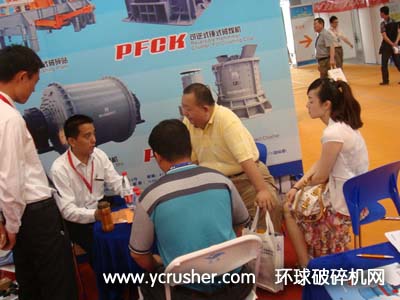 破碎機廠家洛陽大華重工的工作人員與客戶詳細溝通交流