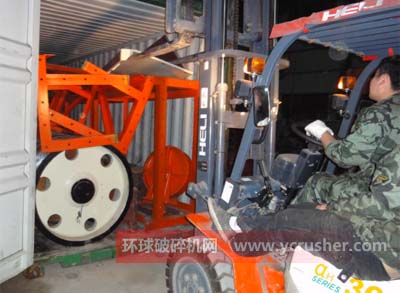 上海龍景重工環(huán)錘式破碎機和移動皮帶輸送機出口印尼