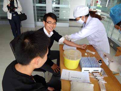 洛陽(yáng)市總工會(huì)組織志愿者為洛陽(yáng)大華重型機(jī)械員工體檢