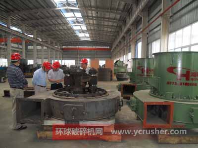 客戶參觀磨粉機廠家桂林鴻程的磨粉機生產(chǎn)車間