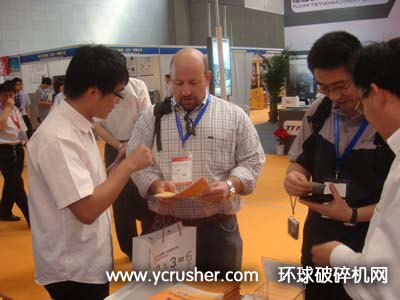 洛陽大華重工的工作人員為美國客戶穆磊先生詳細介紹破碎機設備