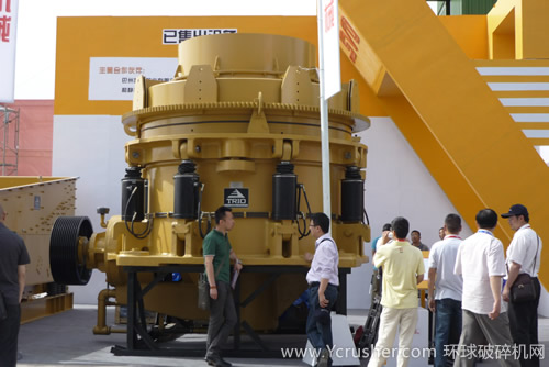 工作人員為客戶講解振動(dòng)電機(jī)產(chǎn)品