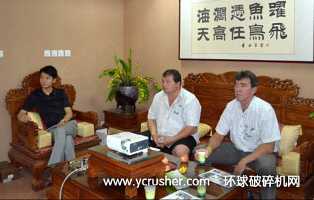 南非客戶(hù)觀看中譽(yù)鼎力破碎機(jī)設(shè)備投影