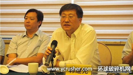 中國砂石協(xié)會(huì)韓繼先副會(huì)長兼秘書長主持會(huì)議