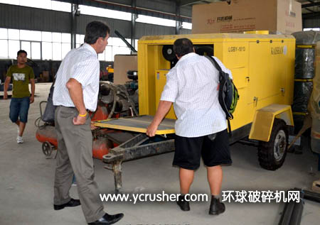 南非客戶(hù)參觀中譽(yù)鼎力生產(chǎn)車(chē)間