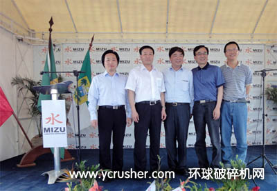 孰料生產(chǎn)線開式儀式上合影