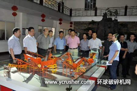 縣領(lǐng)導(dǎo)到破碎機(jī)廠家成都大宏立參觀指導(dǎo)