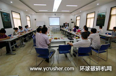 瑞林專家一行與南昌礦機(jī)在會(huì)議室交流