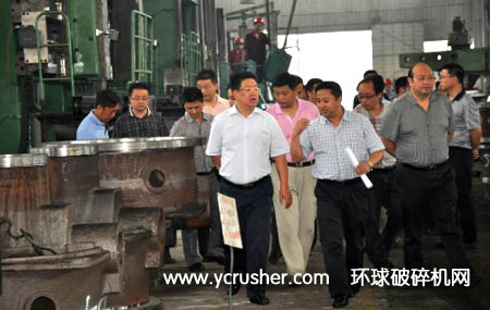 縣領(lǐng)導(dǎo)參觀大宏立破碎機(jī)生產(chǎn)線