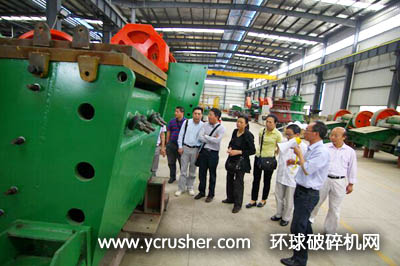 南昌礦機(jī)副總陪同瑞林專家一行參觀破碎機(jī)生產(chǎn)線