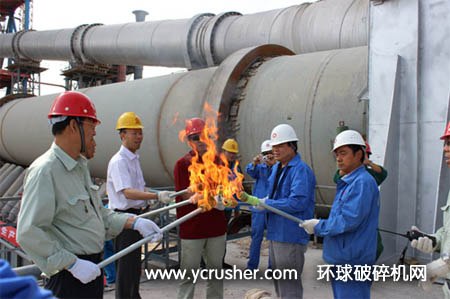 各方領(lǐng)導(dǎo)一起點(diǎn)火慶祝新疆青松項(xiàng)目正式完功