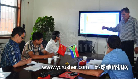 鼎力破碎機(jī)工作人員與客戶討論選金生產(chǎn)線工藝方案