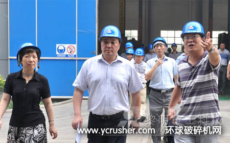 鄭州市副市長一行考察黎明重工上街移動破碎站生產(chǎn)車間