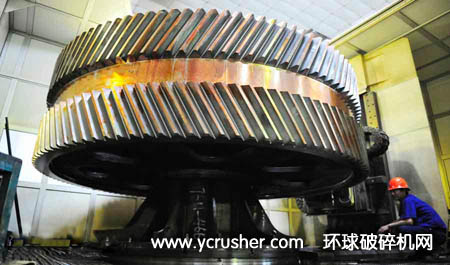 中信重工正在精加工的大齒輪