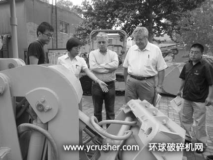 格魯吉亞客人正在仔細了解側(cè)卸式裝巖機的性能特點