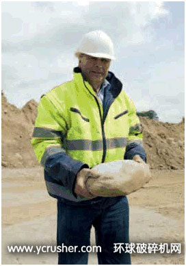 用Lokotrack LT120E顎式移動式破碎站破碎的堅硬天然圓石