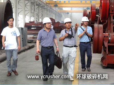 葛洲壩集團一行參觀洛陽大華重機顎式破碎機設(shè)備生產(chǎn)車間