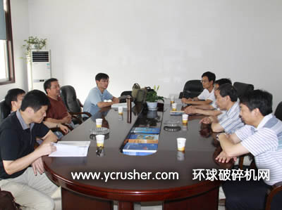 葛洲壩集團一行與洛陽大華重工領(lǐng)導在會議室交談