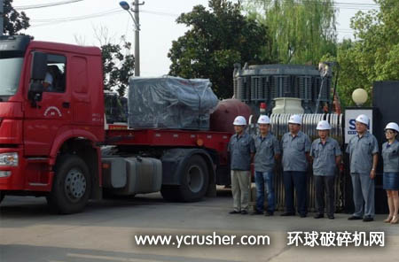 雙金集團相關(guān)領(lǐng)導(dǎo)親臨破碎機設(shè)備運輸現(xiàn)場