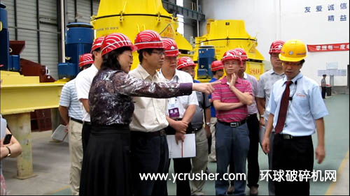 省科技廳領(lǐng)導(dǎo)向張司長(zhǎng)介紹成智重工破碎機(jī)設(shè)備應(yīng)用情況