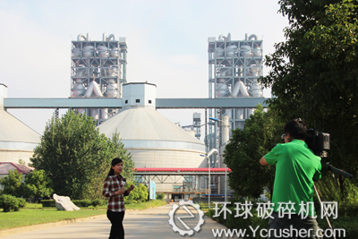 電視臺錄制組工作人員對公司優(yōu)美的廠區(qū)環(huán)境進(jìn)行攝制