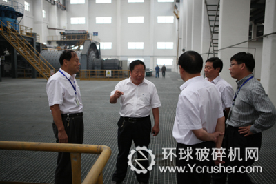 張廷玉在&ldquo;會(huì)寶嶺鐵礦公司&rdquo;廠房?jī)?nèi)檢查