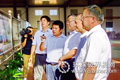 周軍武常務(wù)副總向胡彪主席簡要介紹海螺集團(tuán)近年來的發(fā)展成就