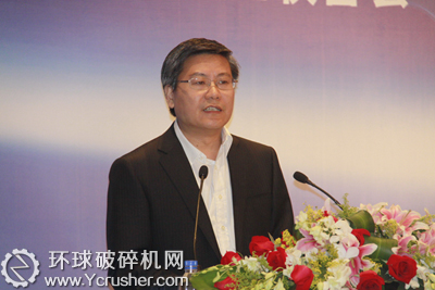 商務(wù)部黨組成員、部長助理李榮燦做&ldquo;當前國際國內(nèi)經(jīng)貿(mào)形勢報告