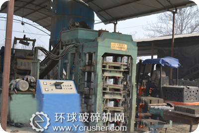 建筑垃圾生產(chǎn)線生產(chǎn)的骨料制磚現(xiàn)場