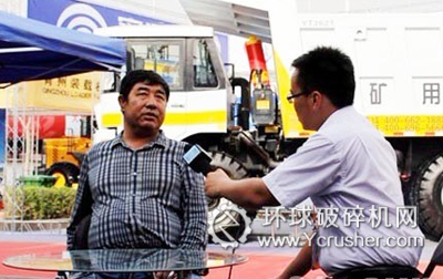 礦用車新疆區(qū)域忠實用戶趙忠澤參訪宇通重工亞博會展區(qū)