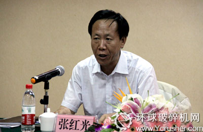 哈密地區(qū)行署副專員張紅光介紹哈密地區(qū)招商情況