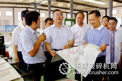 胡主席一行參觀了海螺集團(tuán)生產(chǎn)車間