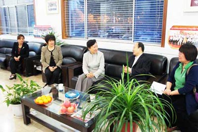 山東省科技廳廳長翟魯寧一行和王兆連董事長交談工作