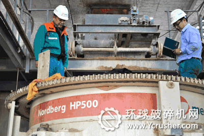美卓礦機(jī)工程師檢查美卓破碎機(jī)運(yùn)行情況