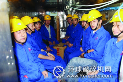 志愿人員進(jìn)入救生艙進(jìn)行綜合防護(hù)性能試驗(yàn)