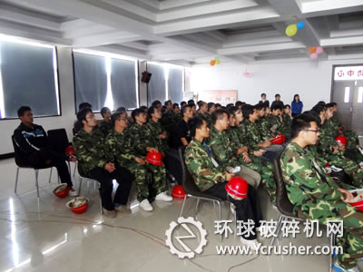 洛陽(yáng)大華重機(jī)正給洛陽(yáng)理工學(xué)院學(xué)生進(jìn)行制度培訓(xùn)