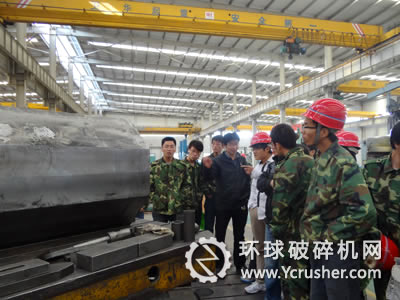 理工學(xué)院學(xué)生進(jìn)入大華車(chē)間參觀學(xué)習(xí)