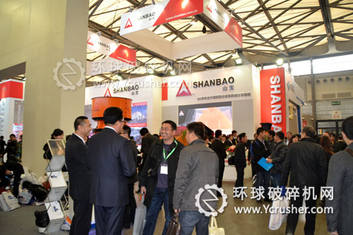 上海寶馬展山寶展位前人頭攢動(dòng)