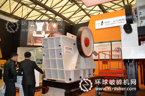 黑白礦機工作人員在寶馬展為客戶介紹顎式砂粉破碎機