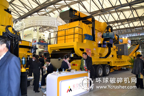 上海東蒙機(jī)械展示的輪胎式移動(dòng)破碎站設(shè)備