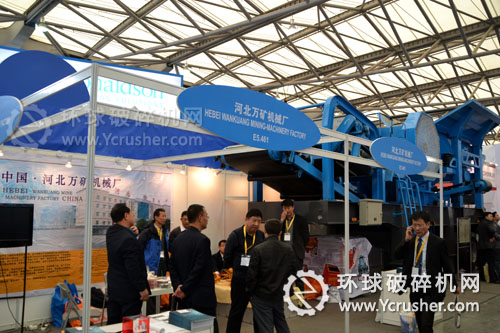 上海寶馬展客戶向萬礦機械詢問移動破碎站相關(guān)