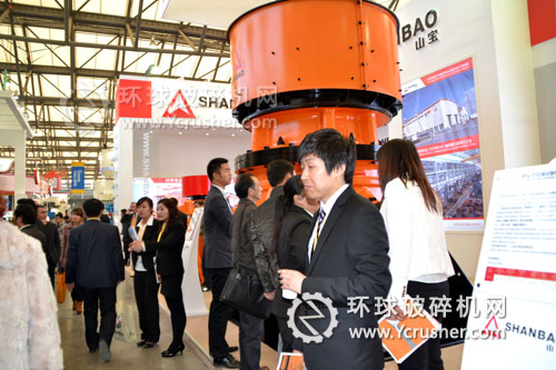 上海寶馬展上客戶在參觀上海山寶破碎機(jī)產(chǎn)品