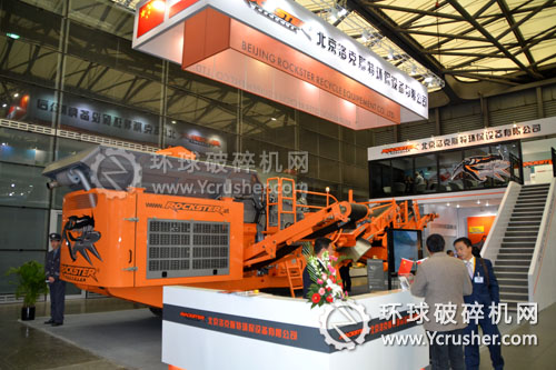 上海寶馬展現(xiàn)場(chǎng)客戶同北京洛克色特工作人員交談