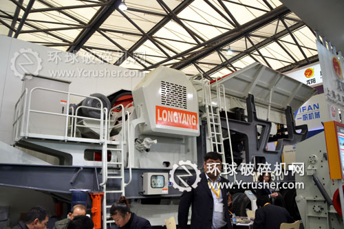 上海龍陽機(jī)械展示的移動(dòng)破碎站設(shè)備