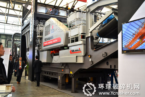 黎明重工展示的輪胎式移動(dòng)破碎站設(shè)備