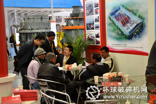 參展客戶詢問(wèn)大宏立破碎機(jī)設(shè)備