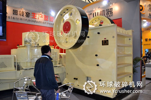 紅星礦山展示的顎式破碎機(jī)和沖擊式破碎機(jī)設(shè)備