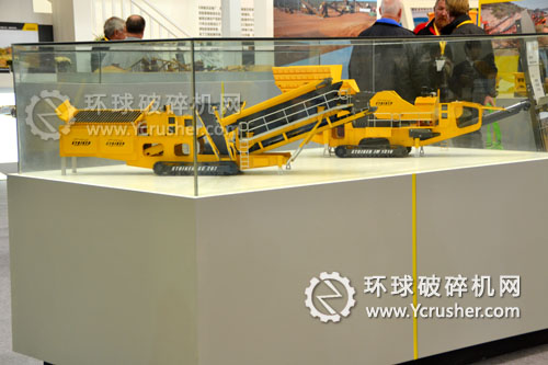 斯泰克(STRIKER)展示的JM1310履帶移動式顎式破碎機(jī)設(shè)備和SC207履帶移動式振動篩分設(shè)備