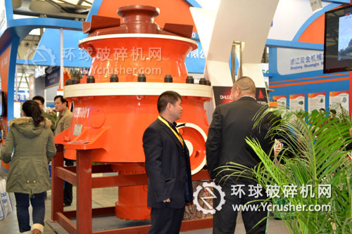 成都大宏立機(jī)器寶馬展上展示的單缸液壓圓錐式破碎機(jī)設(shè)備